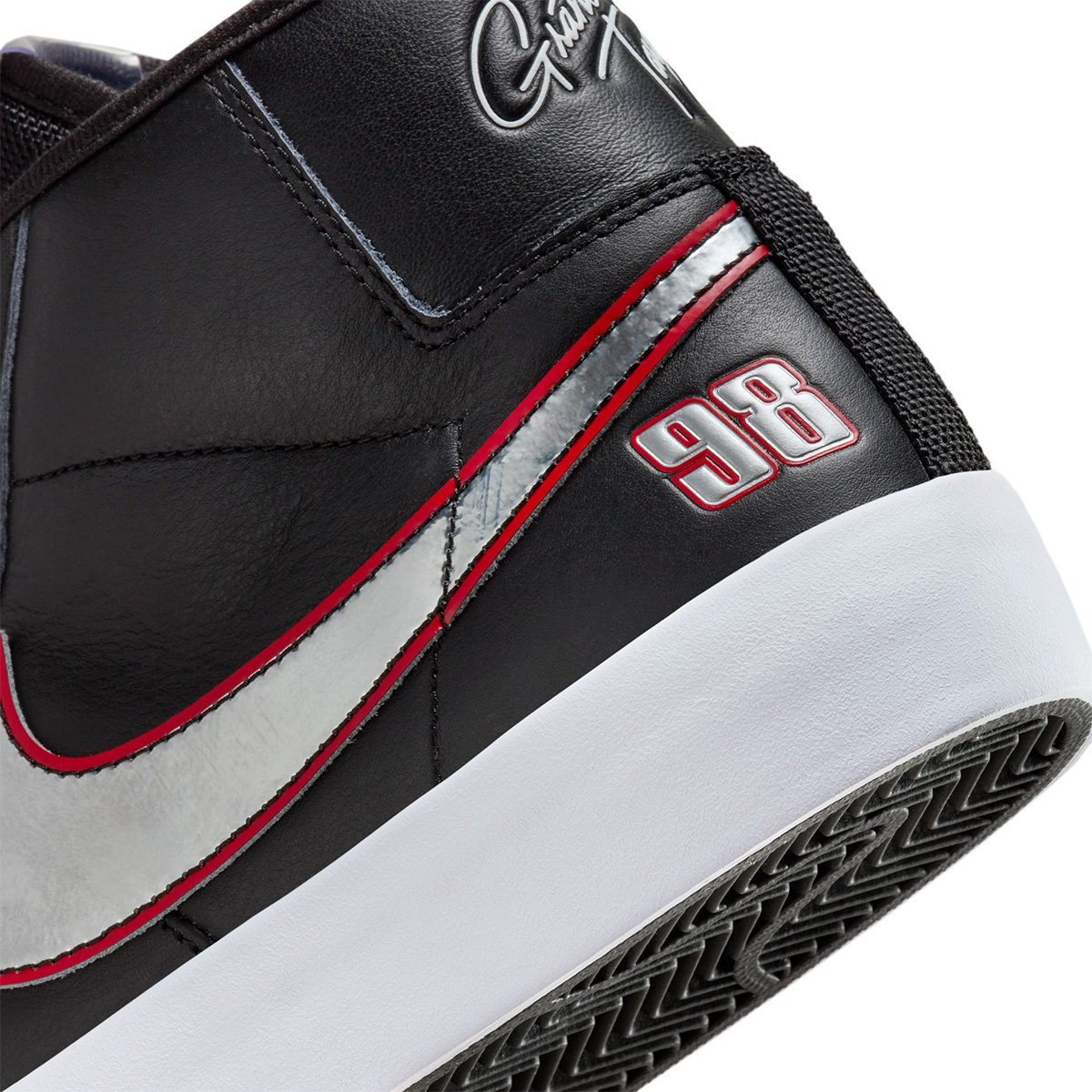 Nike SB Zoom Blazer Mid Pro GT Black/Metallic Silver/University Red Nike SB Zoom Blazer Mid Pro GT Black/Metallic Silver/University Red