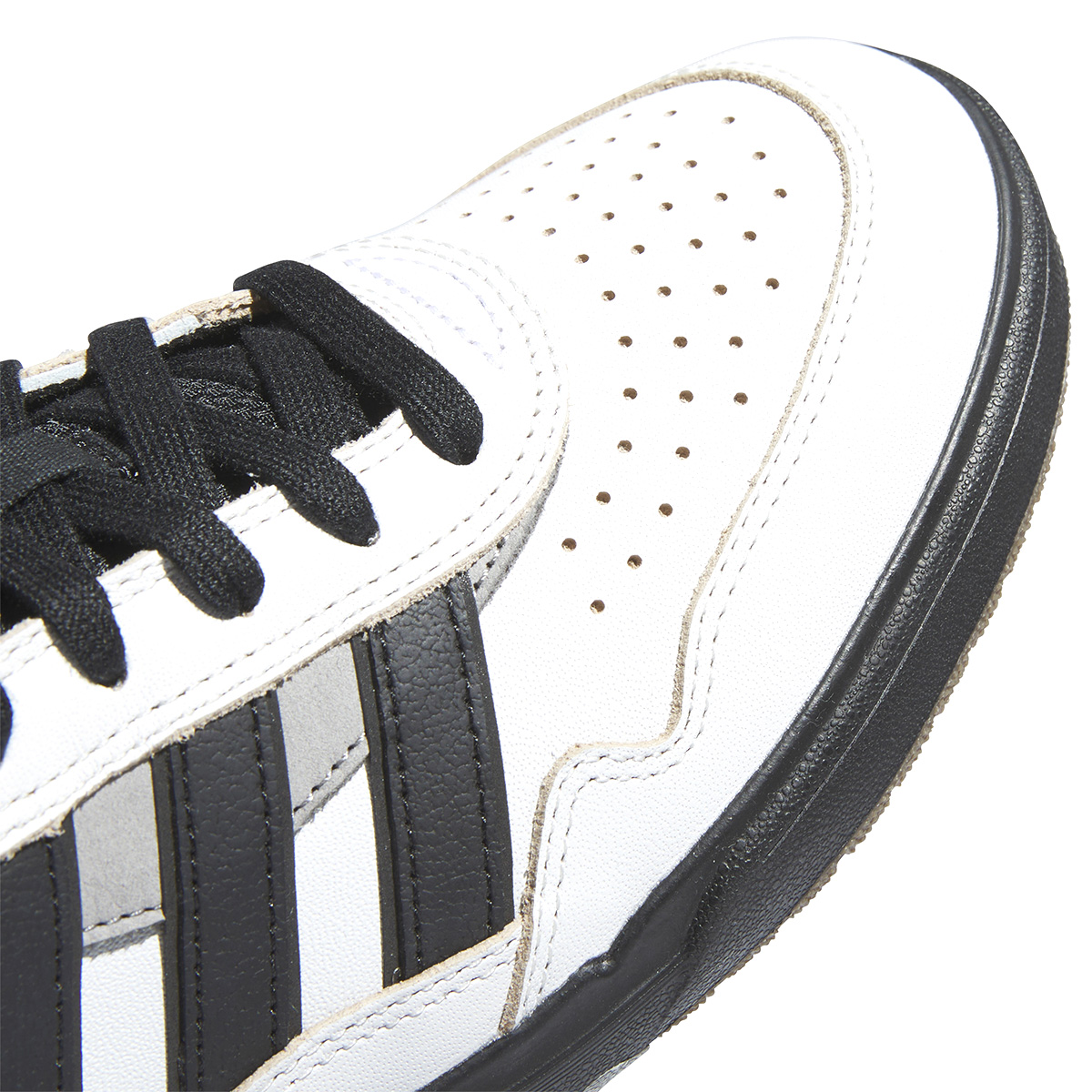 adidas Tyshawn II Crywht/Cblack/Chsogr adidas Tyshawn II Crywht/Cblack/Chsogr